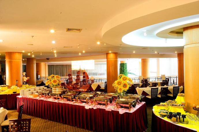 Imagen del bar/restaurante del Hotel Golden Pebble International Convention Centre and Resort. Foto 3
