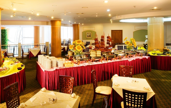 Imagen del bar/restaurante del Hotel Golden Pebble International Convention Centre and Resort. Foto 4