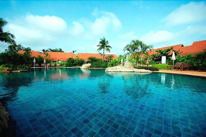 Imagen de la piscina del Hotel Golden Pine Resort. Foto 12