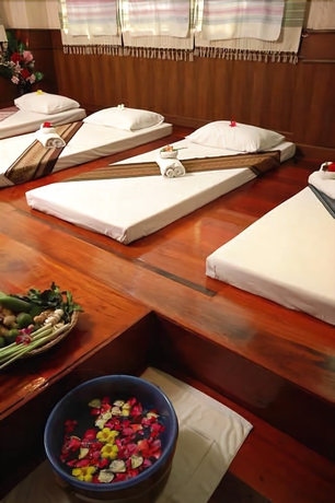 Imagen de la piscina del Hotel Golden Pine Resort. Foto 17