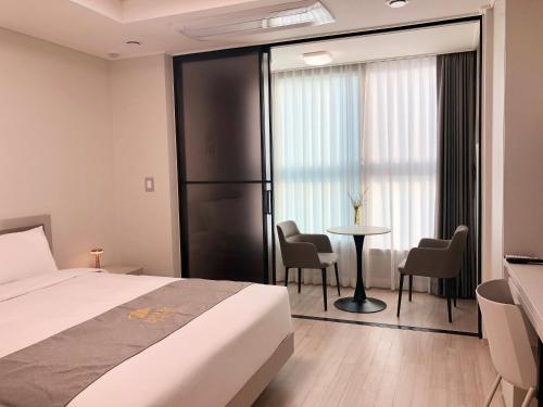 Imagen de la habitación del Hotel Golden Planet Incheon. Foto 17