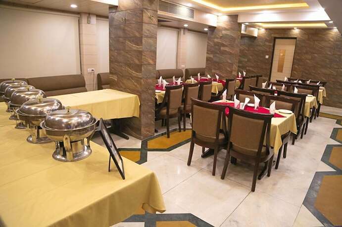 Imagen del bar/restaurante del Hotel Golden Plaza, Ahmedabad. Foto 18