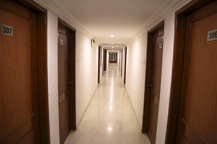 Imagen general del Hotel Golden Plaza, Ahmedabad. Foto 1