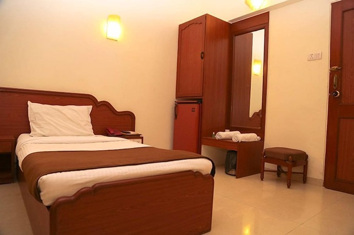 Imagen general del Hotel Golden Plaza, Ahmedabad. Foto 6