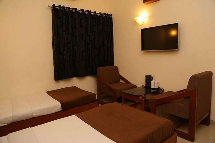 Imagen general del Hotel Golden Plaza, Ahmedabad. Foto 8