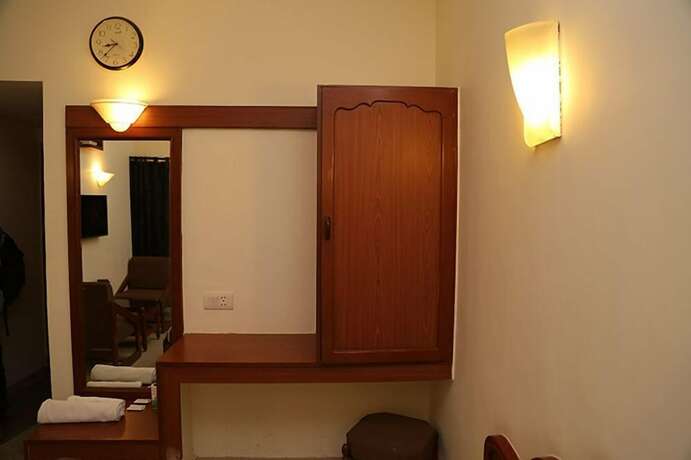 Imagen general del Hotel Golden Plaza, Ahmedabad. Foto 9