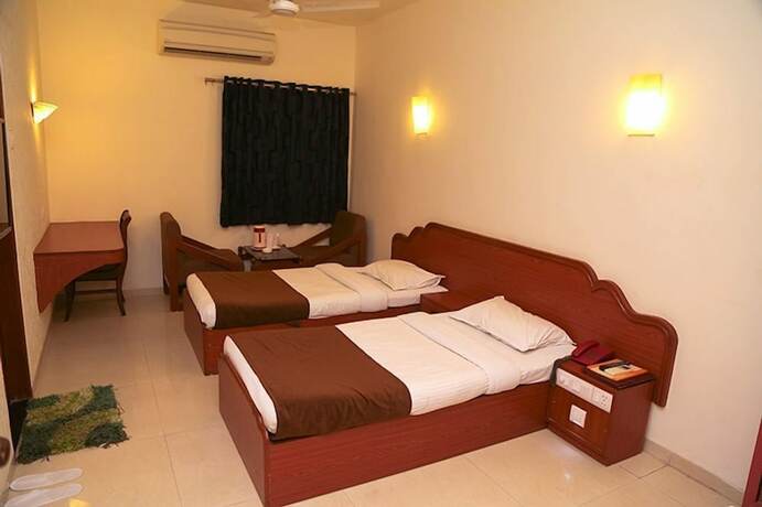 Imagen general del Hotel Golden Plaza, Ahmedabad. Foto 11