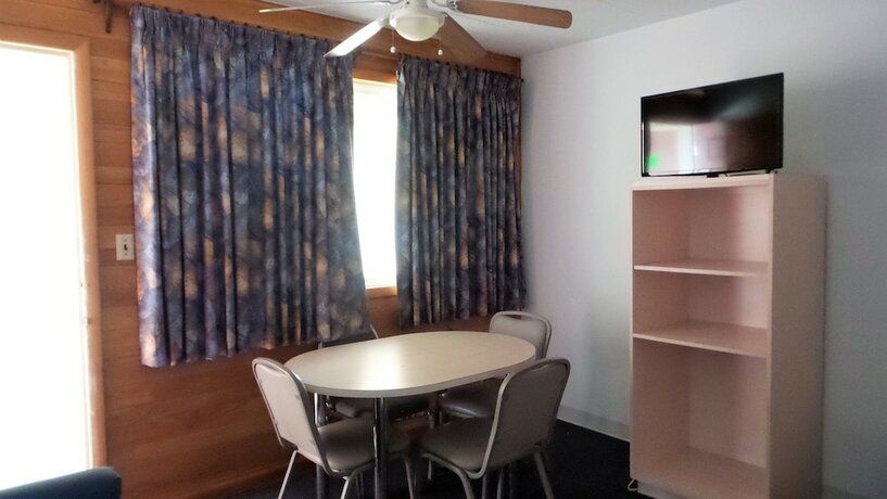 Imagen de la habitación del Hotel Golden Rail Motel. Foto 19