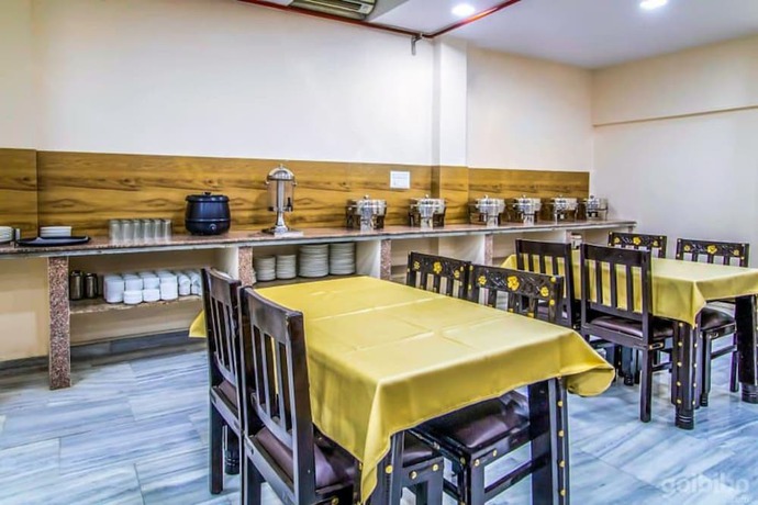 Imagen del bar/restaurante del Hotel Golden Ram Vilas. Foto 3