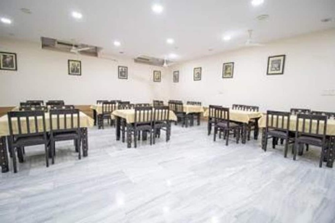 Imagen del bar/restaurante del Hotel Golden Ram Vilas. Foto 4