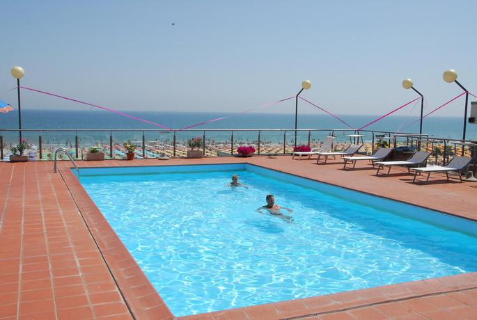 Imagen de la piscina del Hotel Golden, Rimini. Foto 7