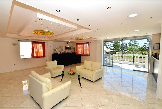 Imagen de los interiores del Hotel Golden Rose Suites. Foto 9