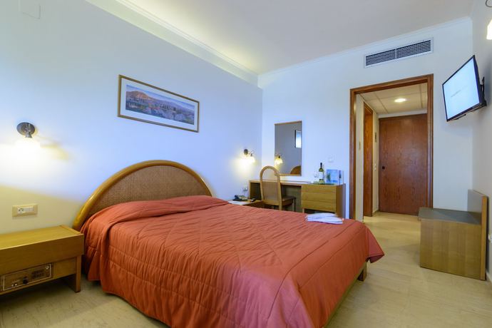 Imagen de la habitación del Hotel Golden Sand, Plaka. Foto 4