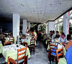 Imagen del bar/restaurante del Hotel Golden Sun, Adelianos Kampos. Foto 2