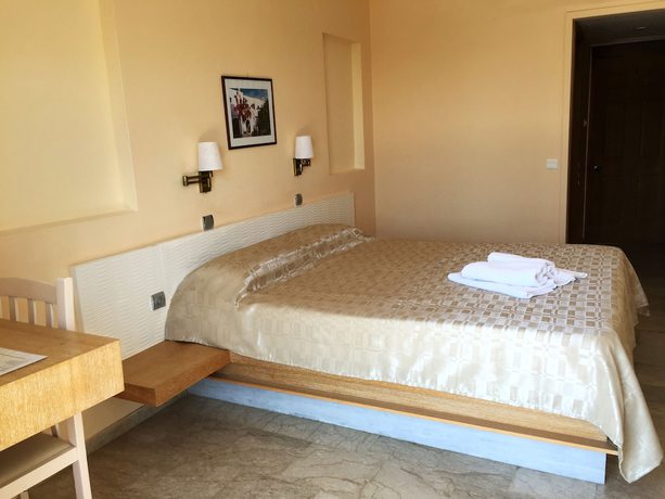 Imagen de la habitación del Hotel Golden Sun, Fenikounta. Foto 3