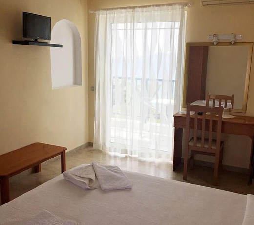 Imagen de la habitación del Hotel Golden Sun, Fenikounta. Foto 11