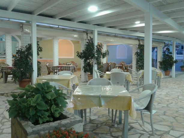 Imagen del bar/restaurante del Hotel Golden Sunset. Foto 12