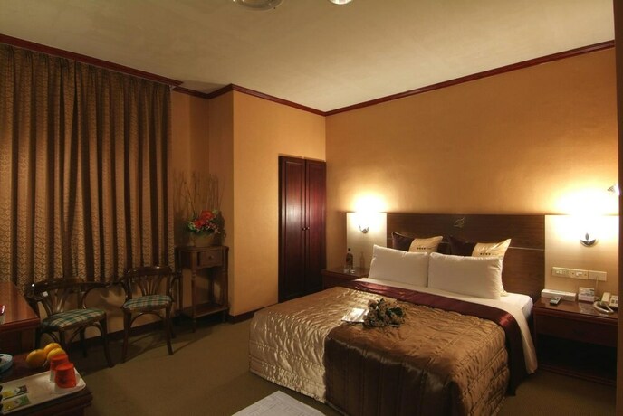 Imagen de la habitación del Hotel Golden Swallow. Foto 16