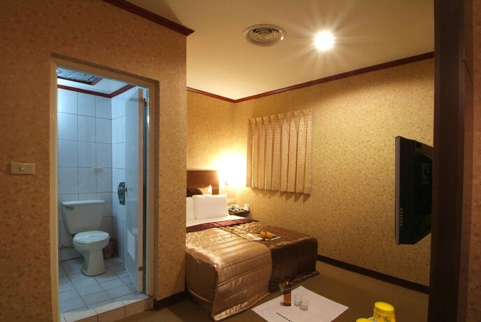 Imagen de la habitación del Hotel Golden Swallow. Foto 17