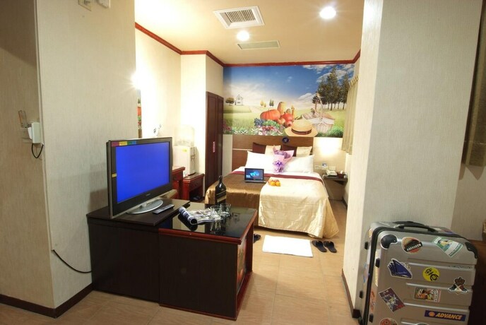 Imagen de la habitación del Hotel Golden Swallow. Foto 26
