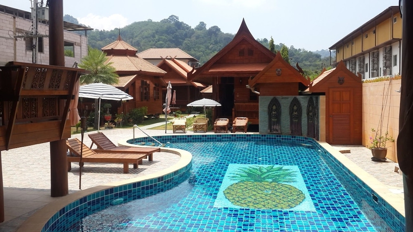 Imagen de la piscina del Hotel Golden Teak Resort - Baan Sapparot. Foto 15