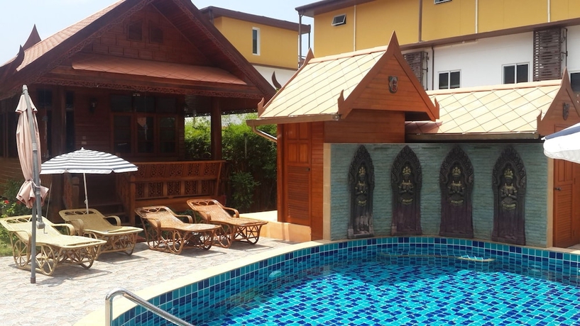 Imagen de la piscina del Hotel Golden Teak Resort - Baan Sapparot. Foto 16
