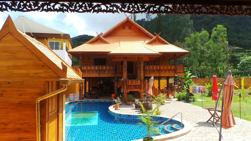 Imagen de la piscina del Hotel Golden Teak Resort - Baan Sapparot. Foto 17