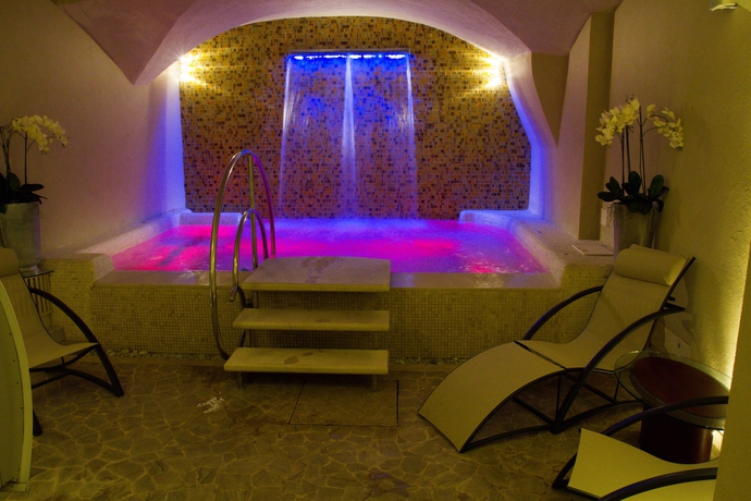 Imagen de la piscina del Hotel Golden Tower. Foto 15