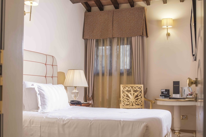 Imagen de la habitación del Hotel Golden Tower. Foto 7