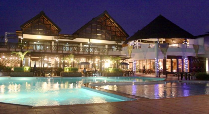 Imagen de la piscina del Hotel Golden Tulip Accra. Foto 13