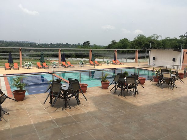 Imagen de la piscina del Hotel Golden Tulip Agulu Lake and Resort. Foto 19