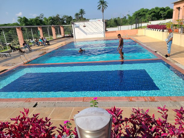 Imagen de la piscina del Hotel Golden Tulip Agulu Lake and Resort. Foto 20