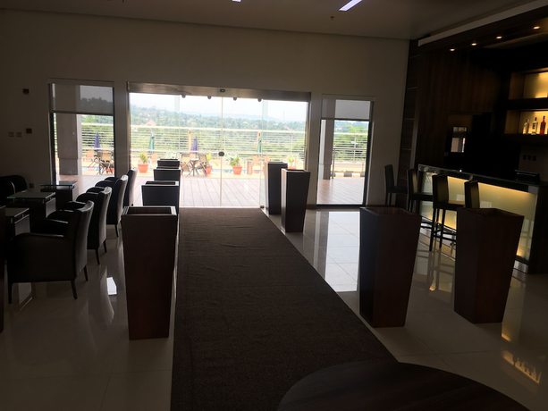 Imagen del bar/restaurante del Hotel Golden Tulip Agulu Lake and Resort. Foto 2