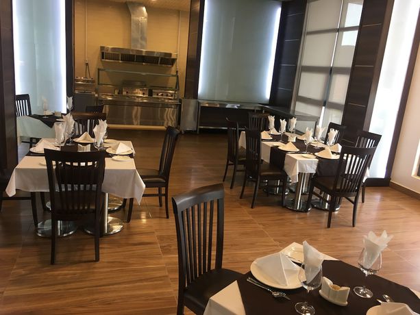 Imagen del bar/restaurante del Hotel Golden Tulip Agulu Lake and Resort. Foto 3