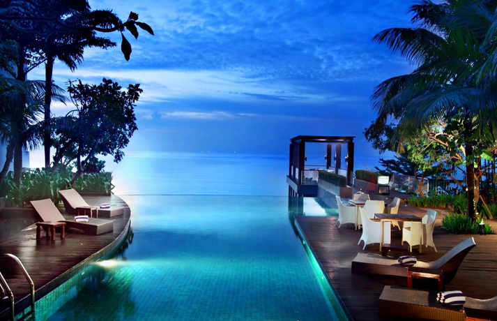 Imagen de la piscina del Hotel Golden Tulip Balikpapan and Suites. Foto 16