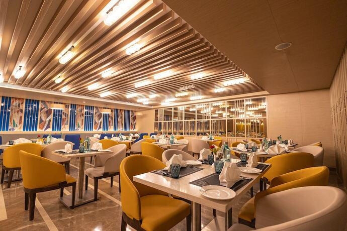 Imagen del bar/restaurante del Hotel Golden Tulip Bhopal. Foto 22