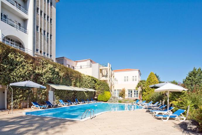 Imagen de la piscina del Hotel Golden Tulip Caramulo. Foto 11