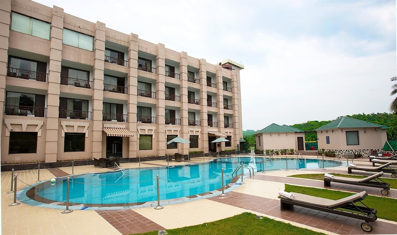 Imagen de la piscina del Hotel Golden Tulip Chandigarh, Panchkula. Foto 19