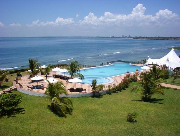 Imagen de la piscina del Hotel Golden Tulip Dar Es Salaam. Foto 15