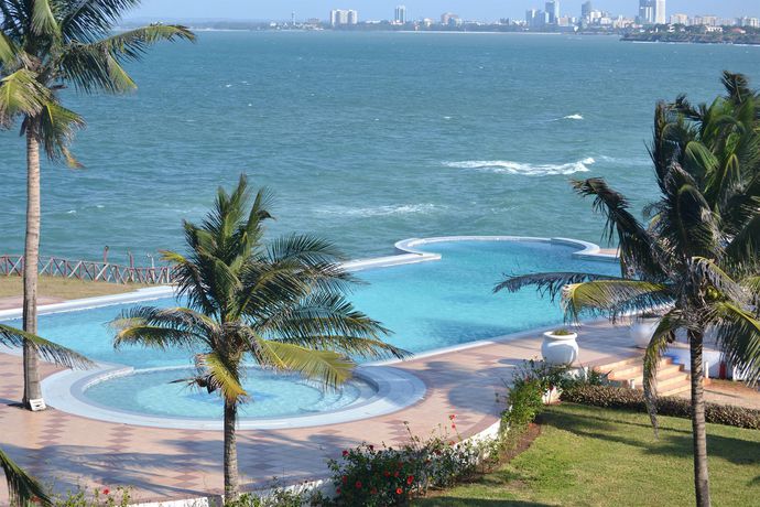 Imagen de la piscina del Hotel Golden Tulip Dar Es Salaam. Foto 16