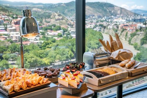 Imagen general del Hotel Golden Tulip Design Tbilisi. Foto 4