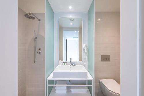 Imagen de la habitación del Hotel Golden Tulip Design Tbilisi. Foto 20