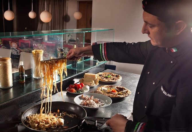 Imagen del bar/restaurante del Hotel Golden Tulip El Mechtel. Foto 3