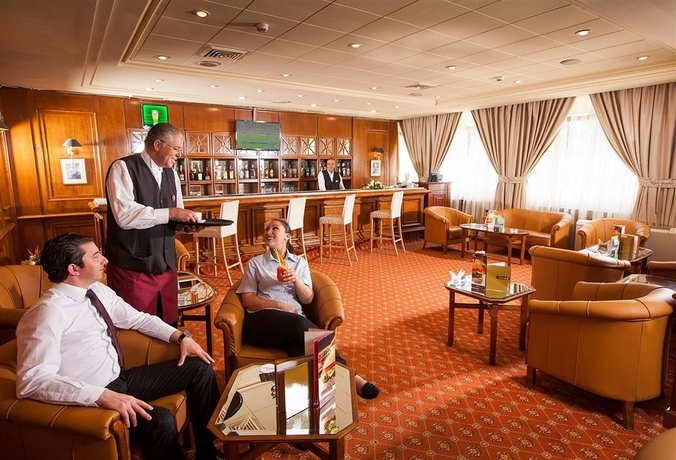 Imagen del bar/restaurante del Hotel Golden Tulip El Mechtel. Foto 5