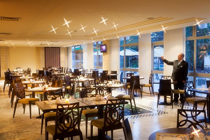 Imagen del bar/restaurante del Hotel Golden Tulip El Mechtel. Foto 6