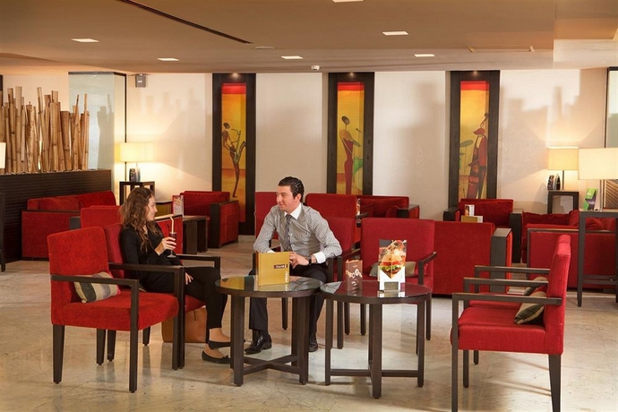 Imagen del bar/restaurante del Hotel Golden Tulip El Mechtel. Foto 7