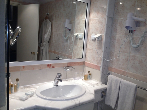 Imagen de la habitación del Hotel Golden Tulip El Mechtel. Foto 10