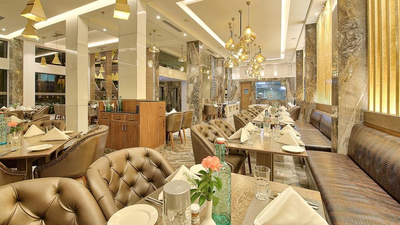 Imagen del bar/restaurante del Hotel Golden Tulip Essential Jaipur. Foto 2