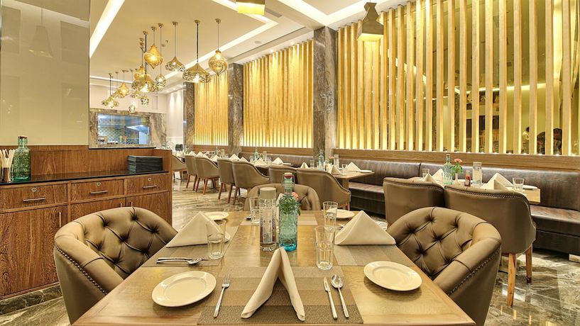 Imagen del bar/restaurante del Hotel Golden Tulip Essential Jaipur. Foto 4