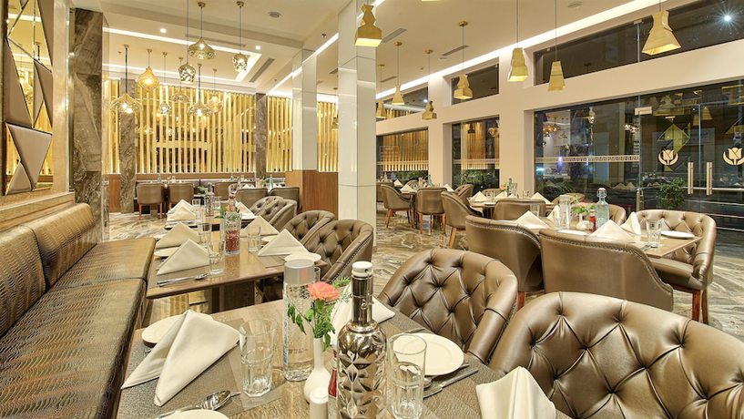 Imagen del bar/restaurante del Hotel Golden Tulip Essential Jaipur. Foto 5